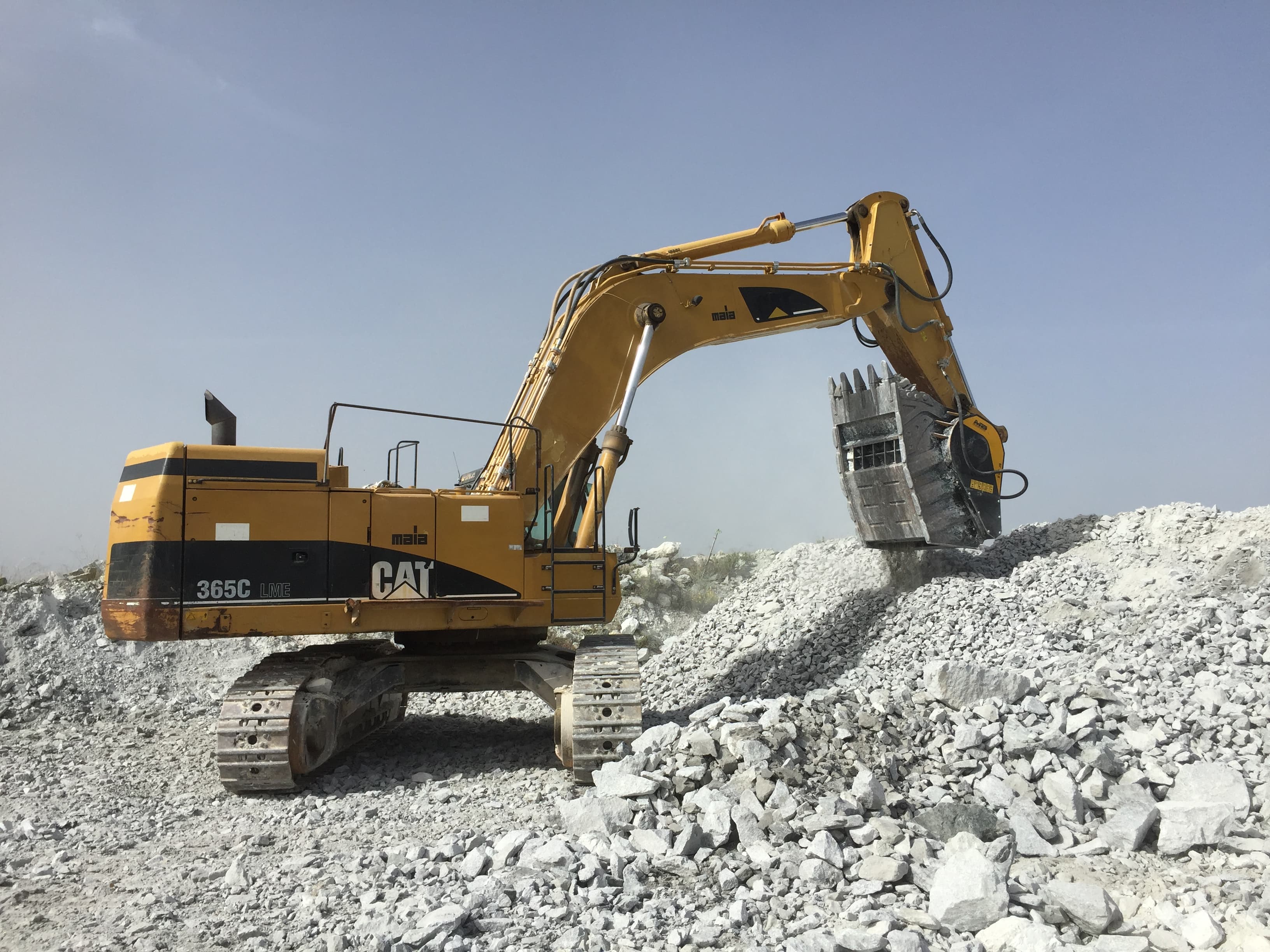 Key Considerations for Opting for the MB Crusher Bucket as the Primary Crushing Plant