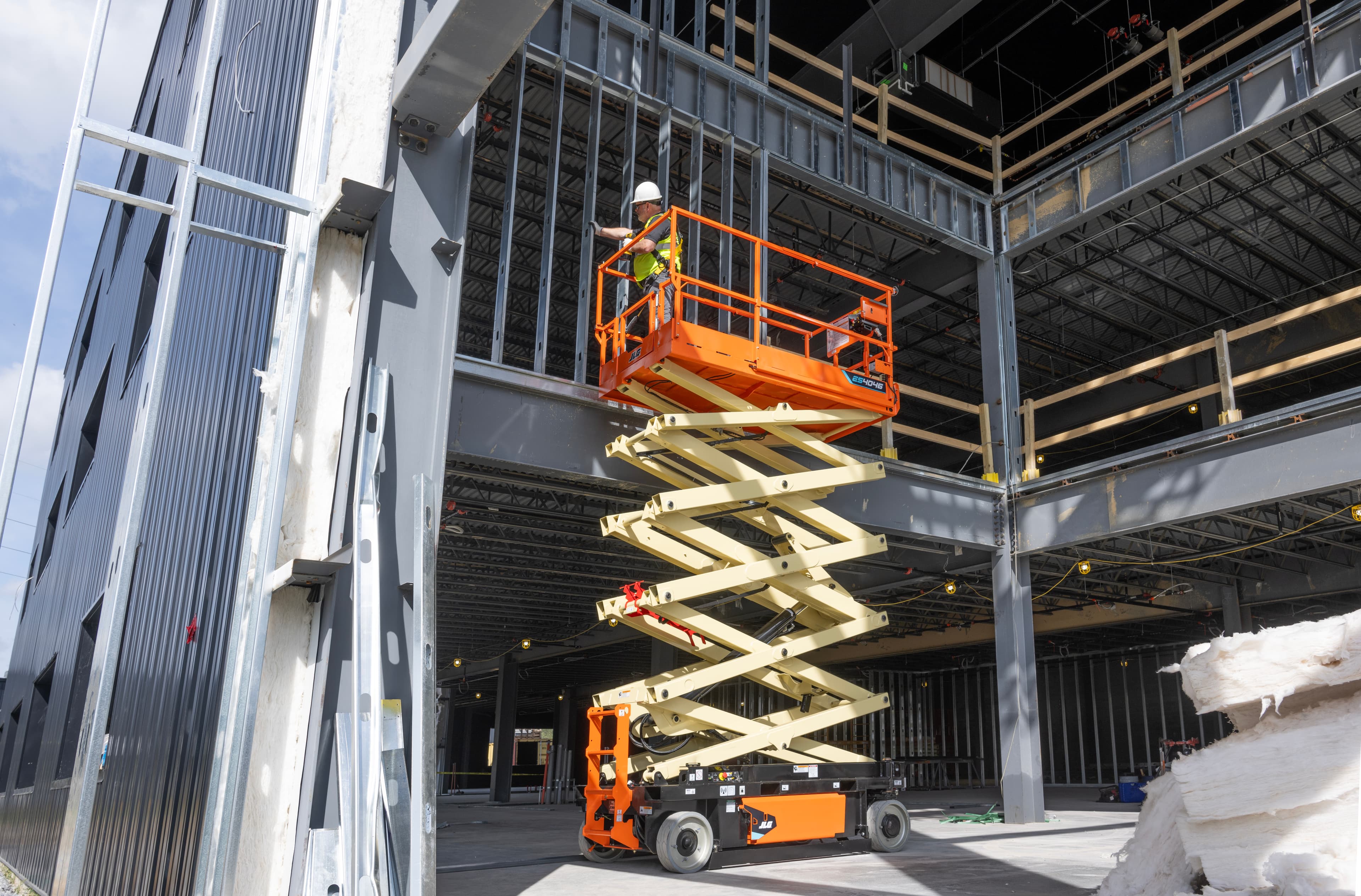 JLG Expands ES Series with the New ES4046 Electric Scissor Lift